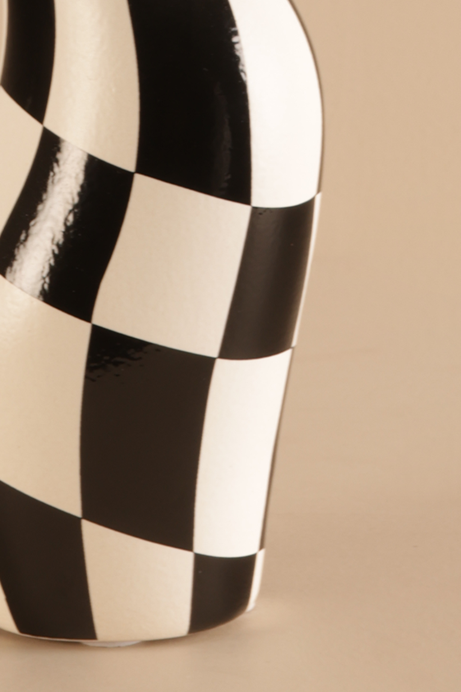 Checkmate Curve Decor Pot