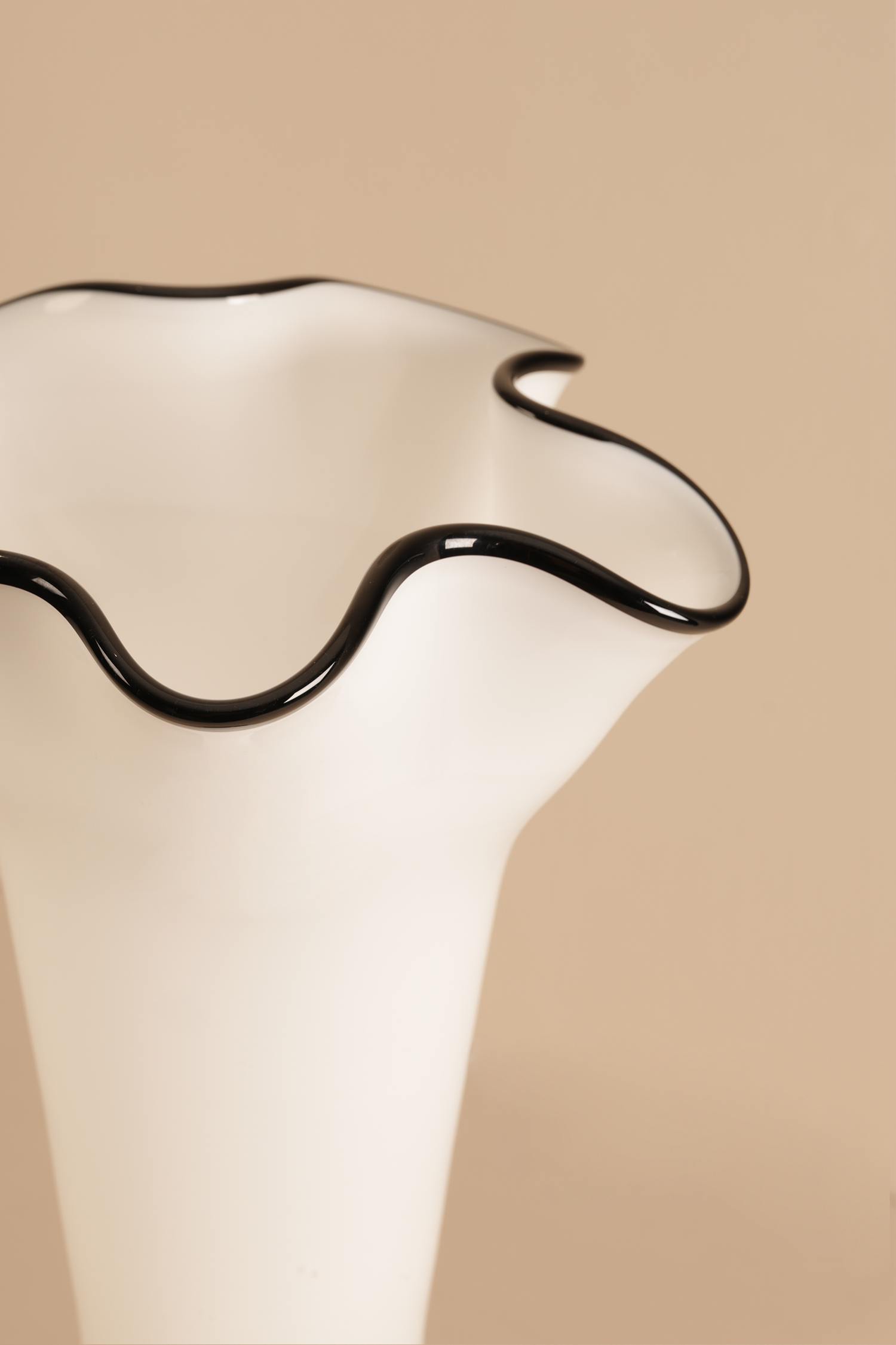 Blanc Ruffle Candle stand