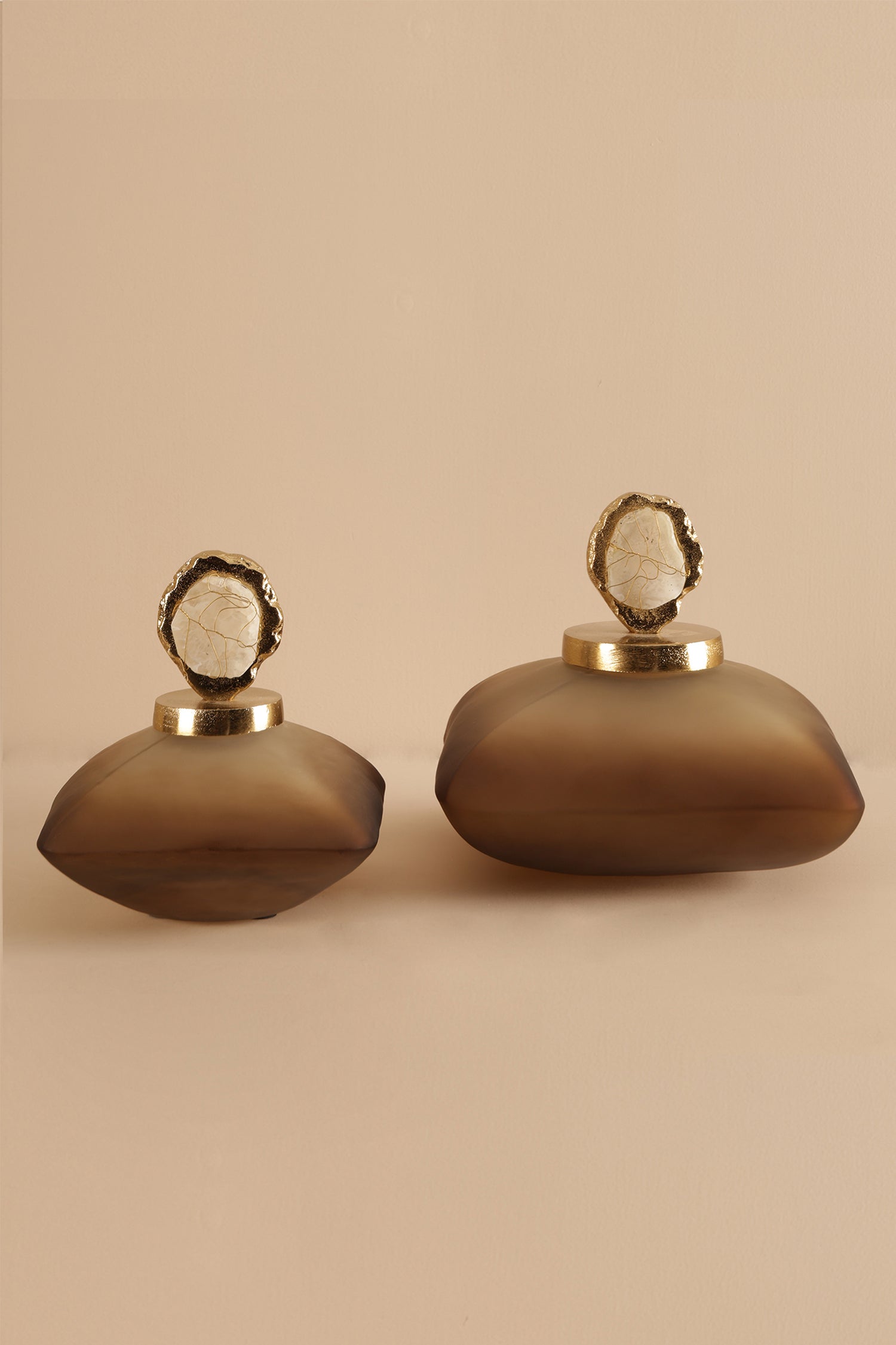 Regale Brown Glassware Decor- A